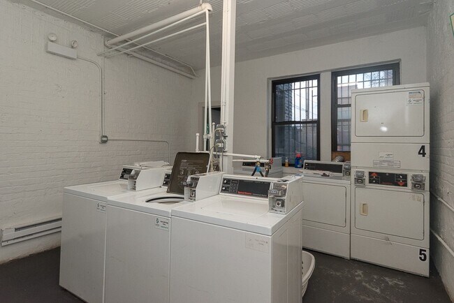 Building Photo - 2423 N Kedzie Blvd