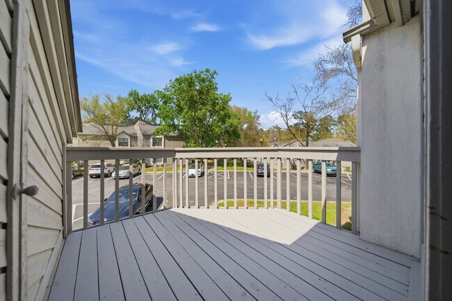 Building Photo - 2 Bedroom Condo in Deerwood Knoll