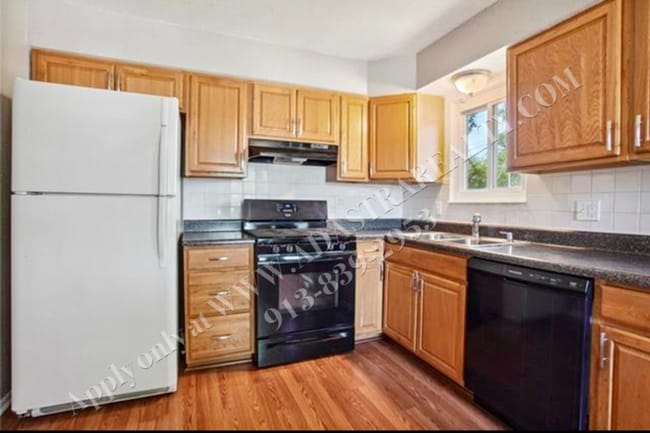 Building Photo - Updated 3Bed/2.5 Bath Duplex in Gladstone-...