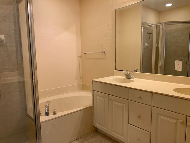 Building Photo - 1934 Gardenia Ct