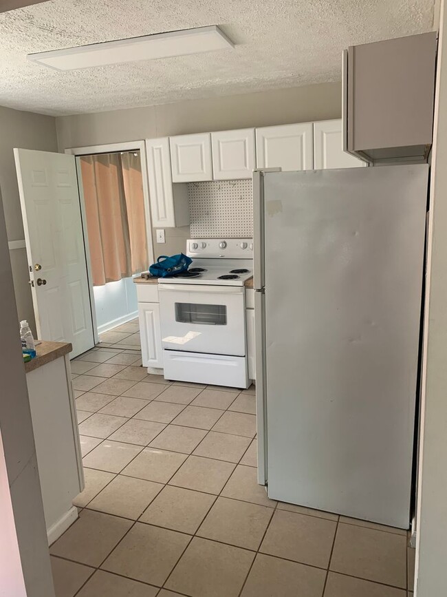 Building Photo - Cozy 2 Bed/ 1 Bath Home with Large Sun Room and Fenced Yard in Sylvan Park, Pet Friendly....