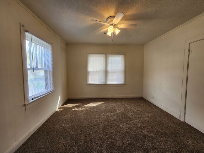 Building Photo - 2 bed 1 bath in Shawnee