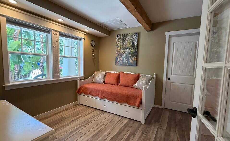 Daybed with roll-out trundle, - 1507 San Jose St