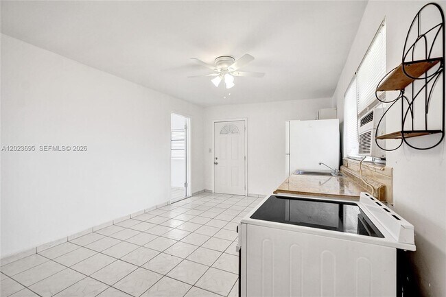 Building Photo - 877 W 33rd St