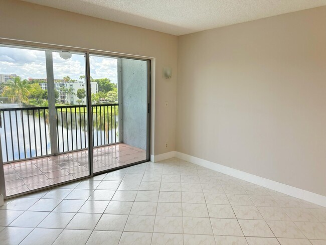 Building Photo - 2220 N Cypress Bend Dr
