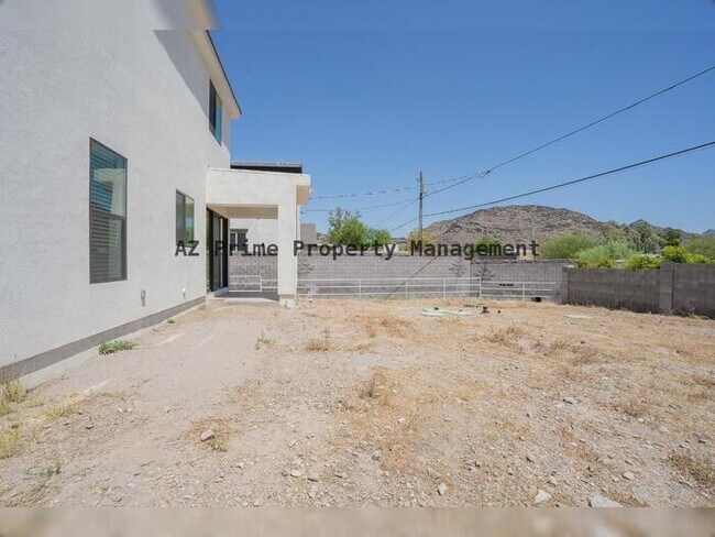 Building Photo - 1409 E Shangri La Rd