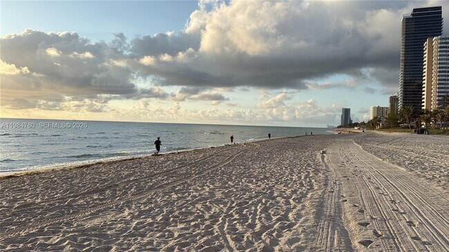 Building Photo - 1825 S Ocean Dr