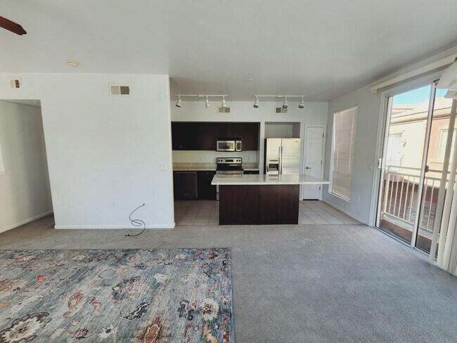 Building Photo - Lovely Parkside Townhome!