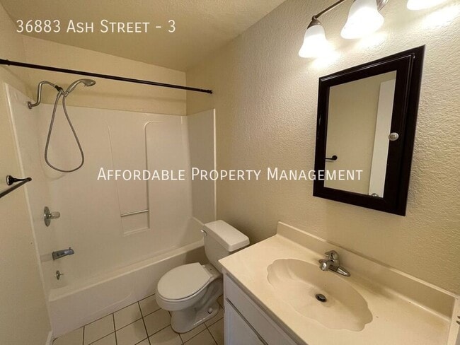 Building Photo - 36883 Ash St