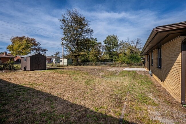 Building Photo - 809 N Ross Ave