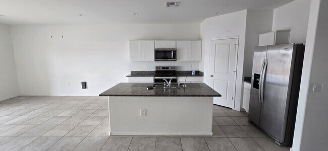 Building Photo - 1527 E Lardner Dr