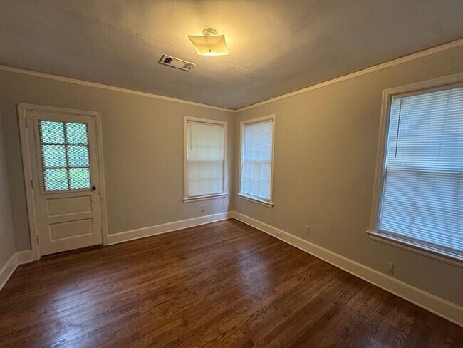 Building Photo - Lots of room!