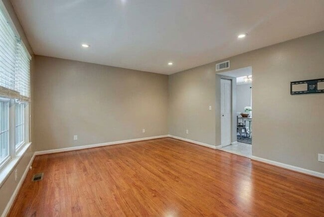 Building Photo - 3000 Hillsboro Pike