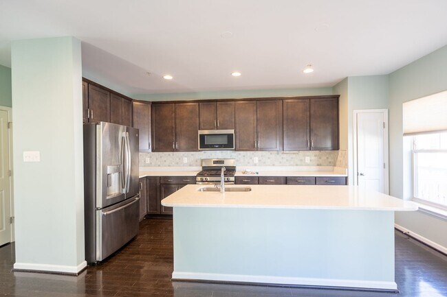 Building Photo - Lovely 3 BR/2.5 BA EOG Townhome in Glen Bu...
