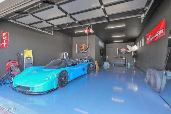 Building Photo - 8430 S 10th Ln