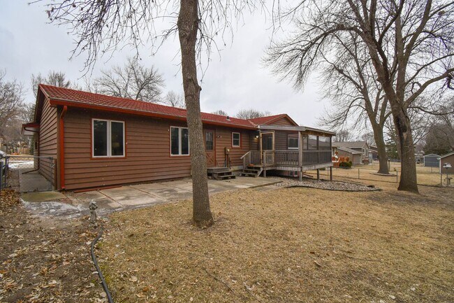 Building Photo - 3305 E 33rd St