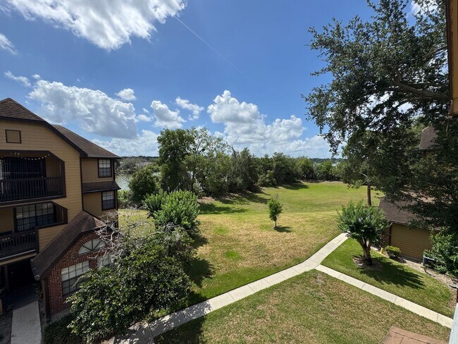 Building Photo - Altamonte Springs Top Floor Condo ~ Gated Waterfront Community ~ Must See!
