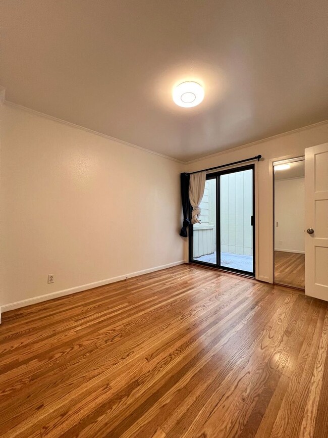 Building Photo - Charming Upstairs Unit in Desirable Parksi...