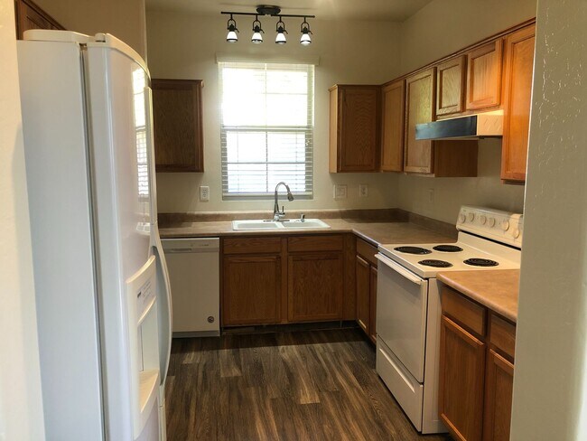 Building Photo - 3 bedroom 2.5 bath home - 2 car garage - S...
