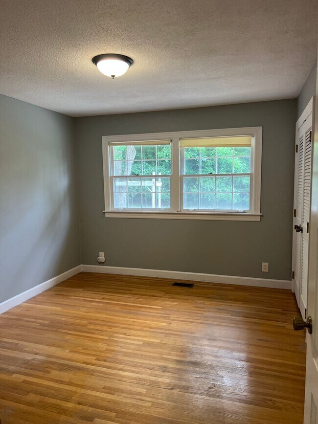 Building Photo - Single Family Home on almost an acre, 4 be...