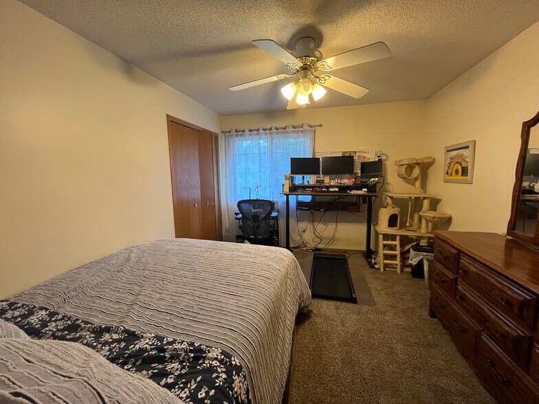 Building Photo - 2556 Mallard Dr