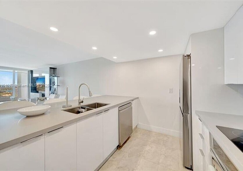 Building Photo - 851 NE 1st Ave