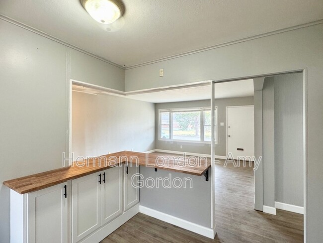Building Photo - 2247 Lovett Dr