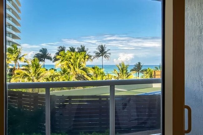 Building Photo - 18911 Collins Ave