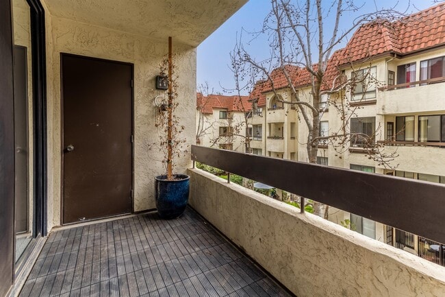 Building Photo - 5865 Friars Rd