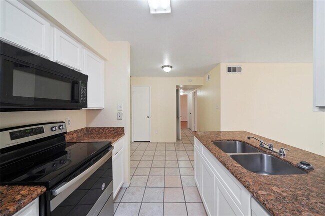 Building Photo - 3900 Woodchase Dr