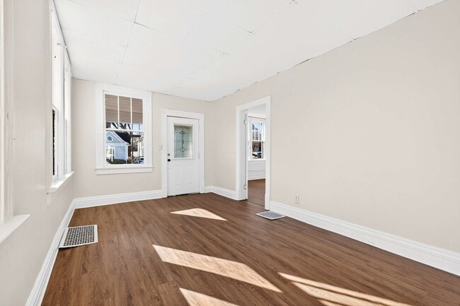 Building Photo - 908 Gilmore Ave