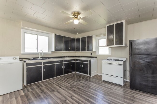 Building Photo - 3 bedroom 1 bath 2 Stall Garage