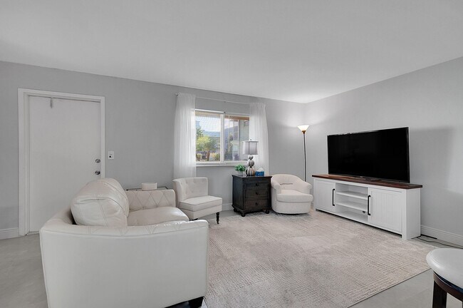 Building Photo - 646 Flanders N