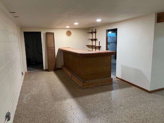 Building Photo - 1/2 Off First Month's Rent! - Newly remode...