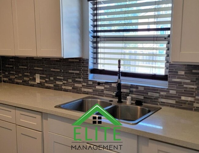 Building Photo - Beautiful 3-bedroom & 3 bathroom Home