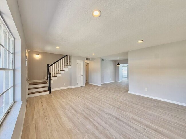 Building Photo - 8718 Thornwood Ln