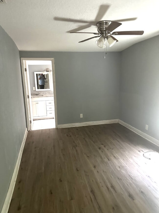 Building Photo - Location, Location, location! Two Bedroom,...
