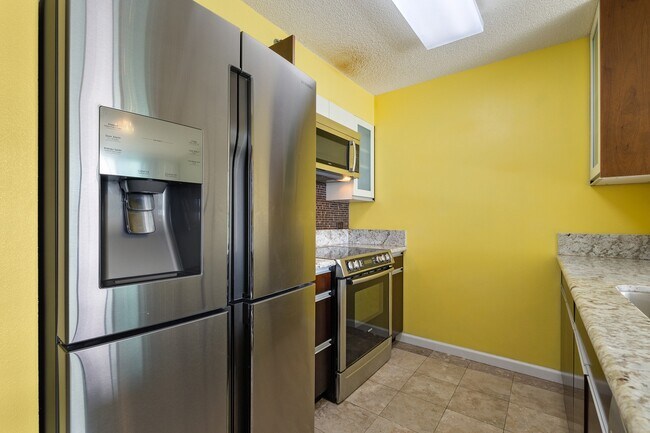 Building Photo - 2 Bed / 1.5 Bath Condo with 2 Parking Salt...