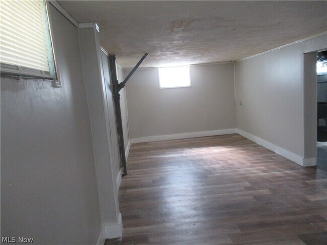 Building Photo - 5203 Maplecrest Ave