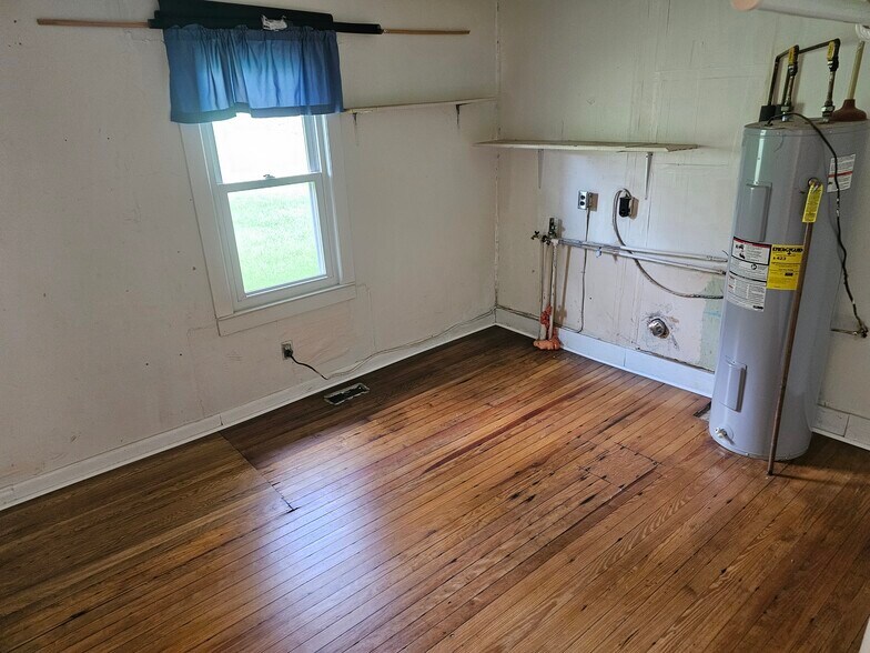 Building Photo - 1927 Lone Oak Rd