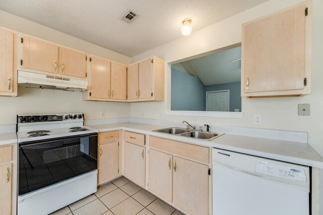 Building Photo - 15 Flora Cove