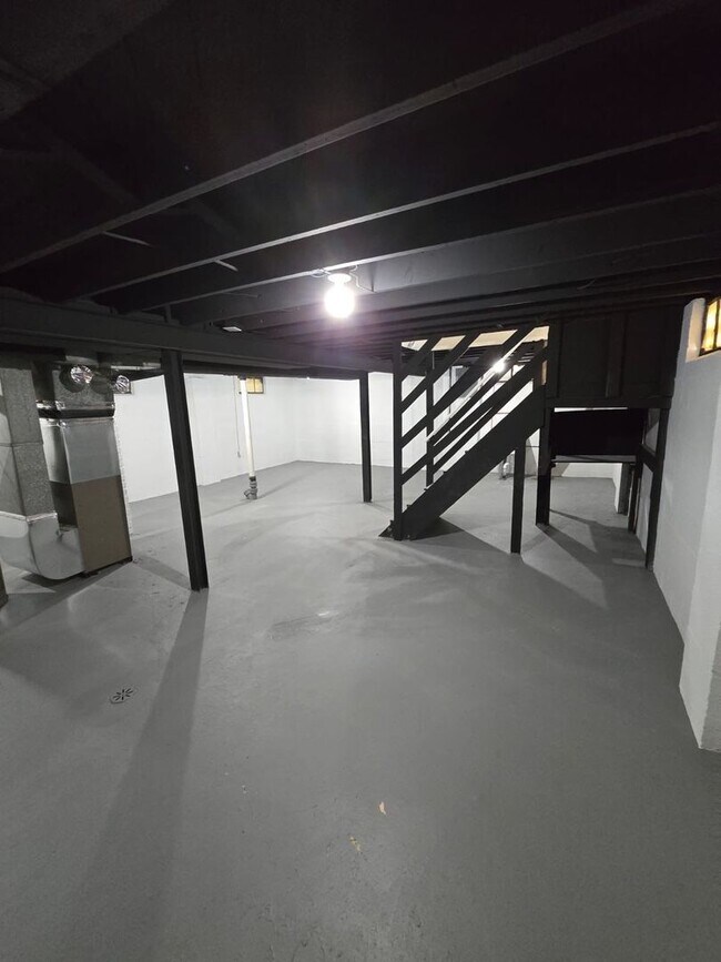 Building Photo - Freshly Renovated 3-Bedroom Home – Quality...