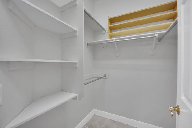 Building Photo - Spacious 4-bedroom, 3-car garage home feat...