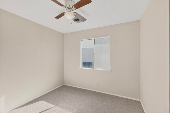 Building Photo - 3 Bedroom, 1.5 Bathroom Home! Schedule a Showing today!