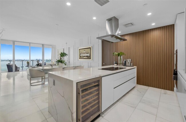 Building Photo - 700 NE 26th Terrace