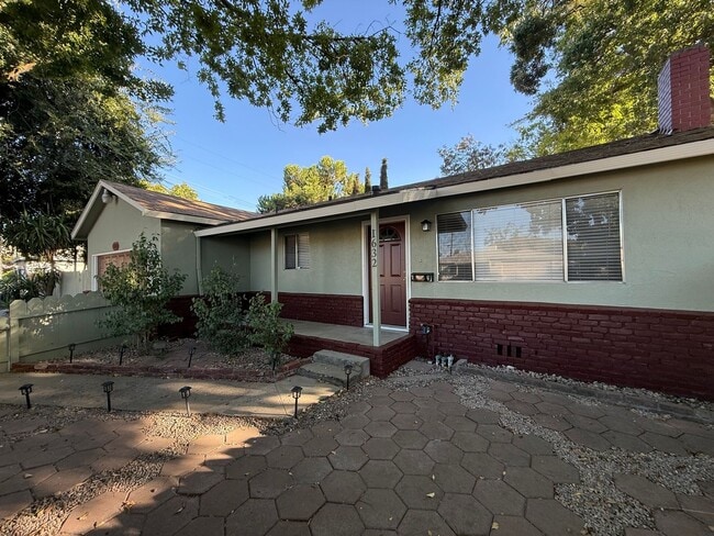 Building Photo - Recently updated single story home in Mode...