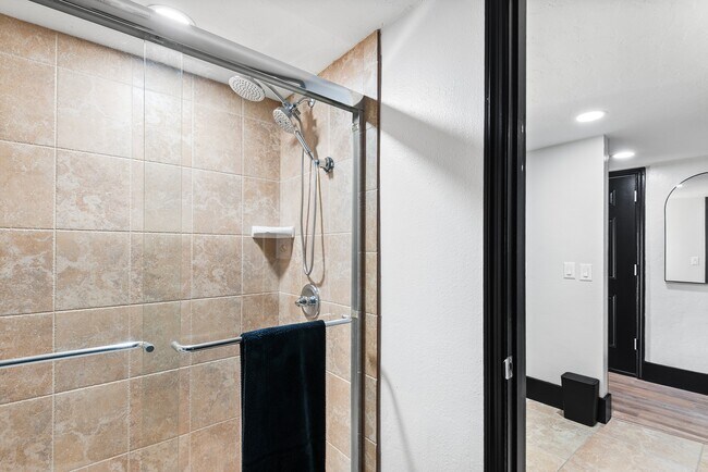 Building Photo - 5062 Sherwood Ln
