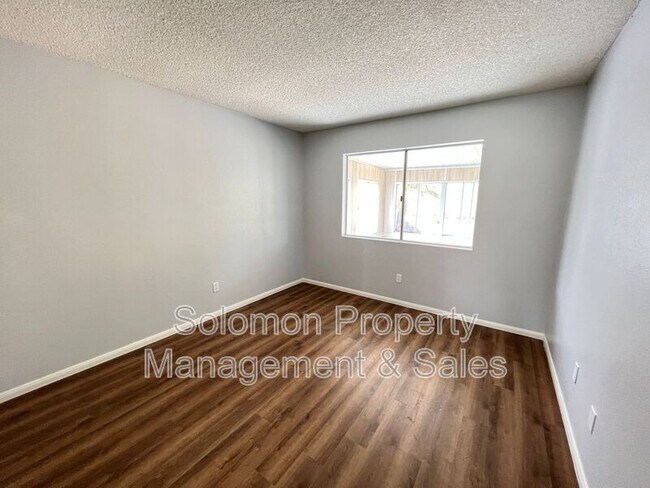 Building Photo - 4748 Sunny Hills Rd