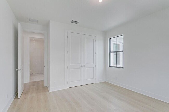Building Photo - 13559 Artisan Cir