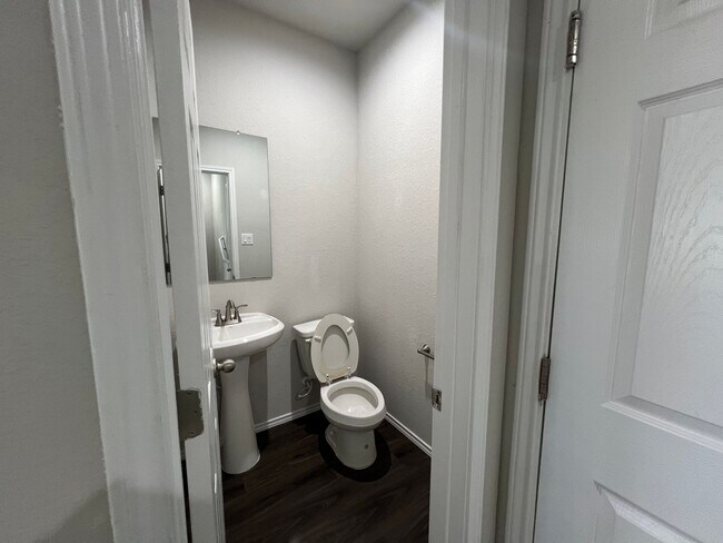Building Photo - 2-Story Luxury duplex in Seguin